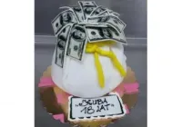 Tort w kształcie dolarów