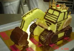 Tort w kształcie koparki