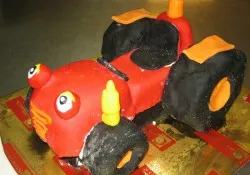 Tort w kształcie traktorka