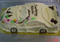 Tort w kształcie samochodu