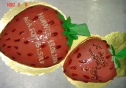 Tort w kształcie truskawek