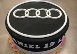 Tort z logiem Audi