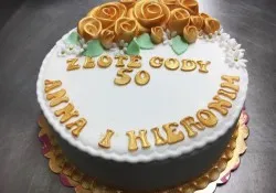 Tort na rocznicę z r&oacute;żami