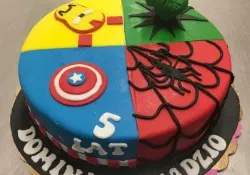 Tort ze znakami Superbohater&oacute;w