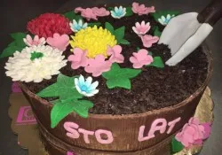 Tort w kształcie donicy z kwiatami
