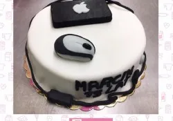 Tort z MacBookiem
