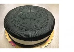 Tort w kształcie Oreo