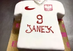 Tort w kształcie koszulki piłkarskiej