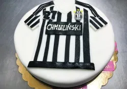 Tort z koszulką piłkarską