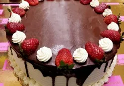 Tort oblany czekoladą z owocami