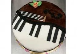 Tort w kształcie instrument&oacute;w muzycznych