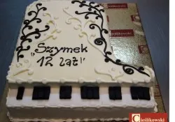 Tort w kształcie fortepianu