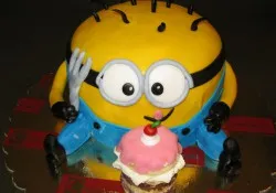 Tort w kształcie Minionka
