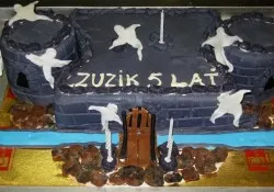 Tort w kształcie zamku z duchami