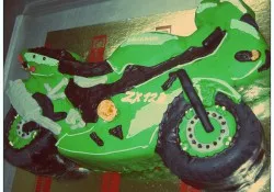 Tort w kształcie motoru Kawasaki