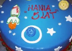Tort z rakietą kosmiczną i planetami