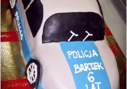 Tort w kształcie  samochodu policyjnego