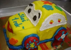 Tort na roczek w kształcie samochodu