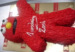 Tort w kształcie Elmo z Ulicy Sezamkowej