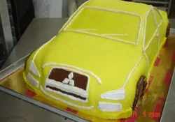 Tort w kształcie samochodu Mitsubishi