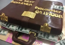 Tort w kształcie walizki z pieniędzmi