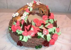 Tort w kształcie kosza kwiat&oacute;w