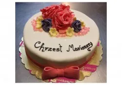 Tort na chrzest z kwiatami