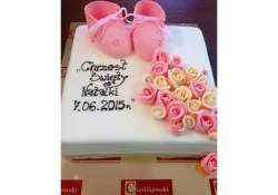 Tort na chrzest z bucikami i kwiatami