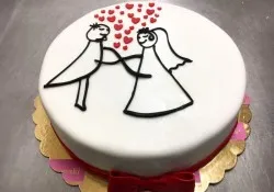 Tort na wesele w kształcie zakochanych