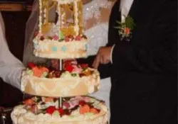 Tort piętrowy na wesele z kwiatami