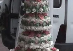 Tort piętrowy na wesele z kwiatami