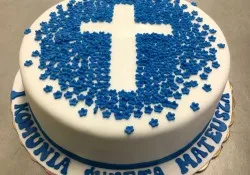 Tort na I komunię ze znakiem krzyża