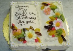 Tort na I komunię w kształcie Pisma Św.