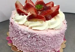 Tort śmietanowo-truskawkowy