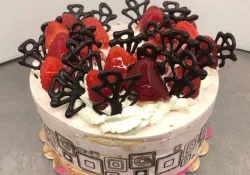 Tort bezowo-truskawkowy