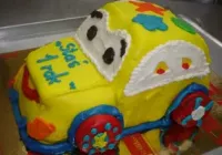 Tort na roczek w kształcie samochodu