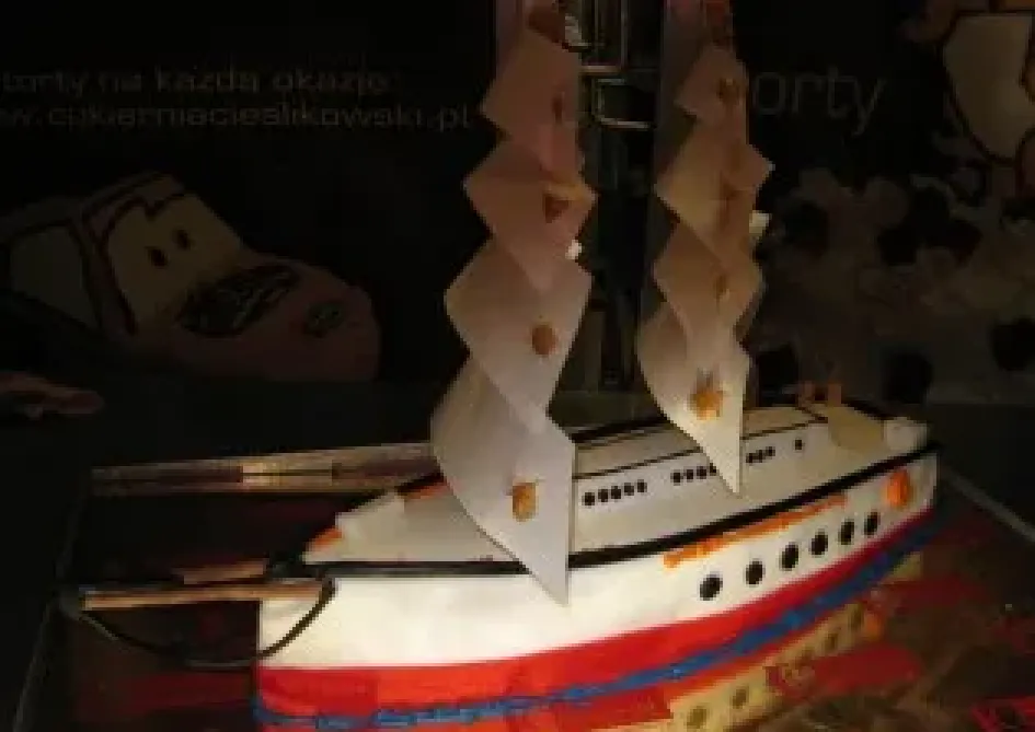 Tort w kształcie jachtu