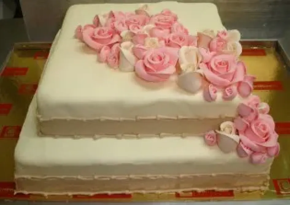 Tort piętrowy z kwiatami
