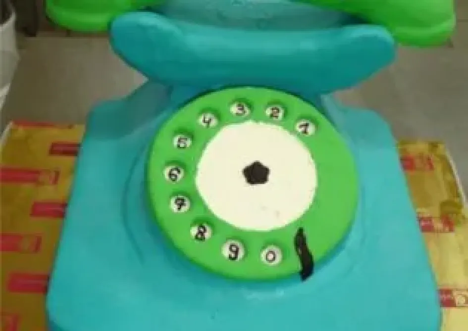 Tort w kształcie telefonu