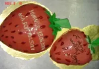 Tort w kształcie truskawek