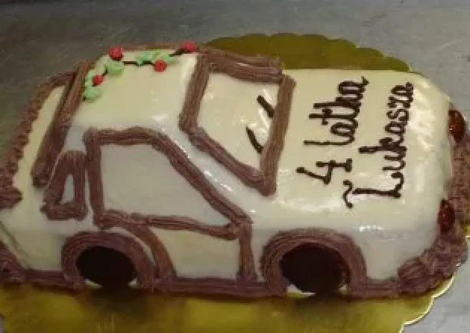 Tort w kształcie samochodu