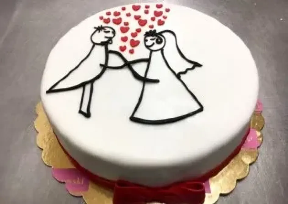 Tort na wesele w kształcie zakochanych