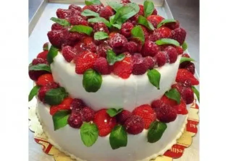 Tort piętrowy na wesele z owocami