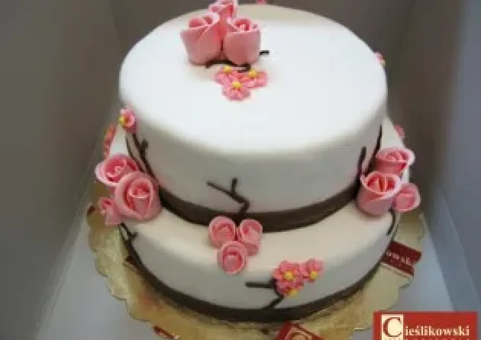 Tort piętrowy na wesele z kwiatami