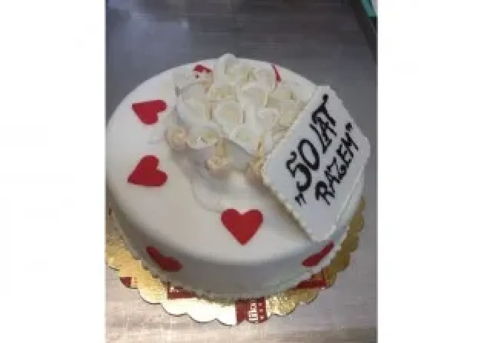 Tort na rocznicę z kwiatami