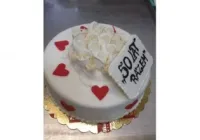 Tort na rocznicę z kwiatami