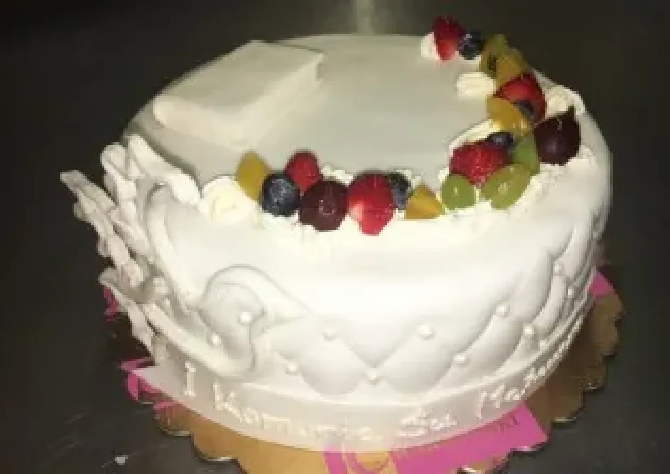 Tort na I komunię z owocami