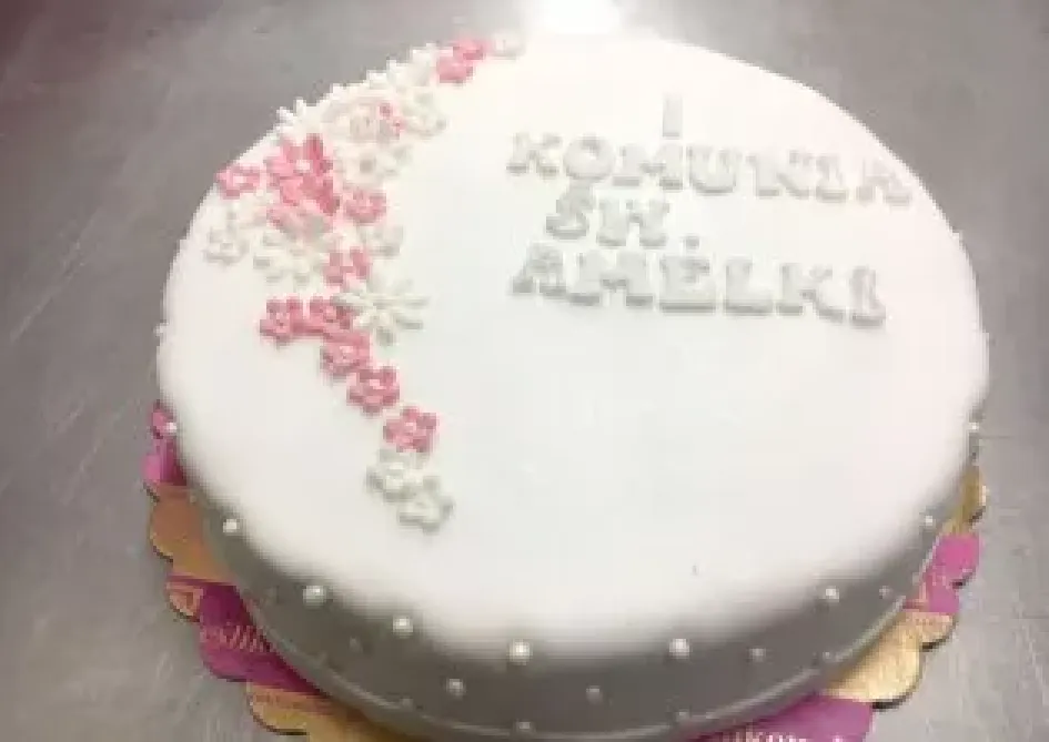 Tort na I komunię z kwiatami