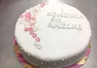 Tort na I komunię z kwiatami