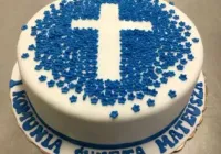 Tort na I komunię ze znakiem krzyża